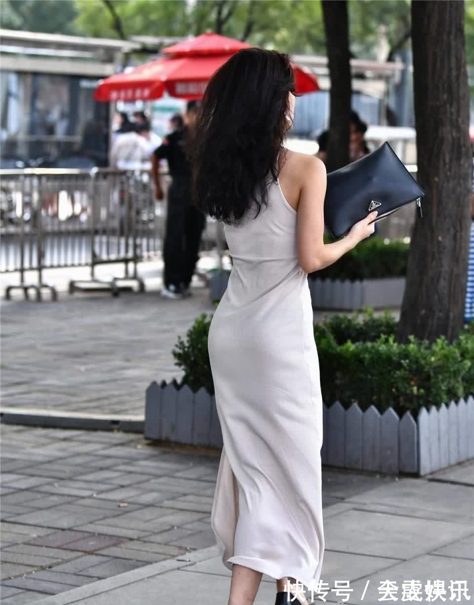 包身裙 小姐姐搭配紧身有弹力的瑜伽裤,勾勒出好看的腿型