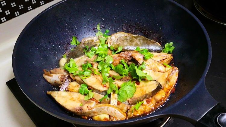 鲳鱼别做红烧了,教你秘制新吃法,比清蒸好吃,比红烧简单,香