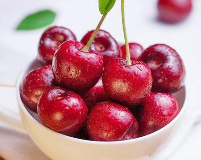 孩子|80块一斤的车厘子,宝妈给孩子买一颗,被店员嘲讽,回呛店员无语