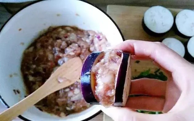 老爸煎“茄盒”，不放一滴油，外酥里嫩超入味，给肉都不换！