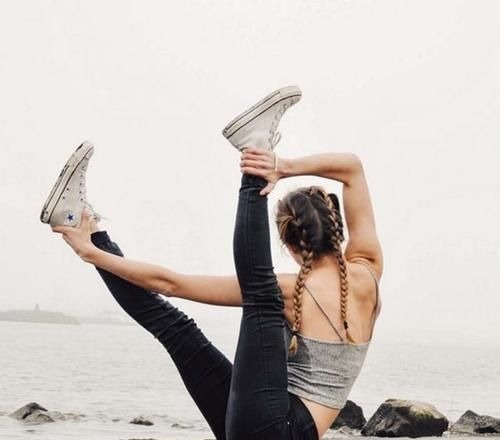 瑜伽呼吸法|4个瑜伽动作,每天花30分钟练习,改善身体机能,50岁不显老