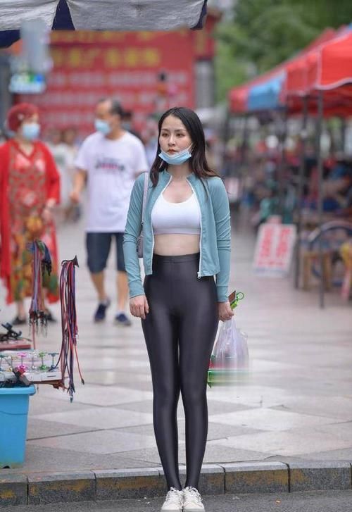  白色|用白色的西服来秀美腿，这对身材的要求极高，而美女的身材是一流