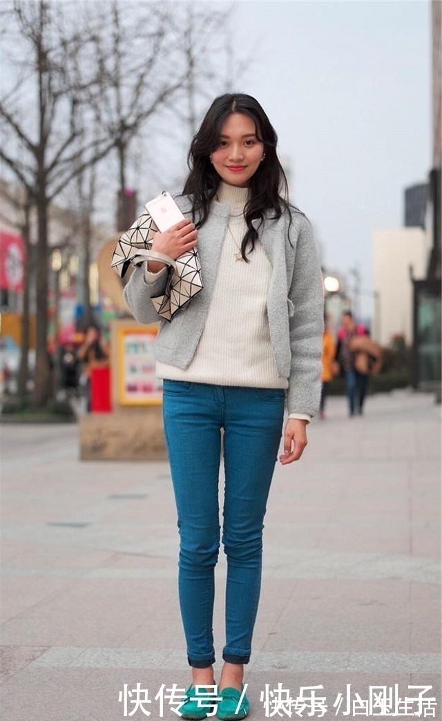 浅色|时尚穿搭,小姐姐大方秀出了香肩锁骨,显得格外的有女人味