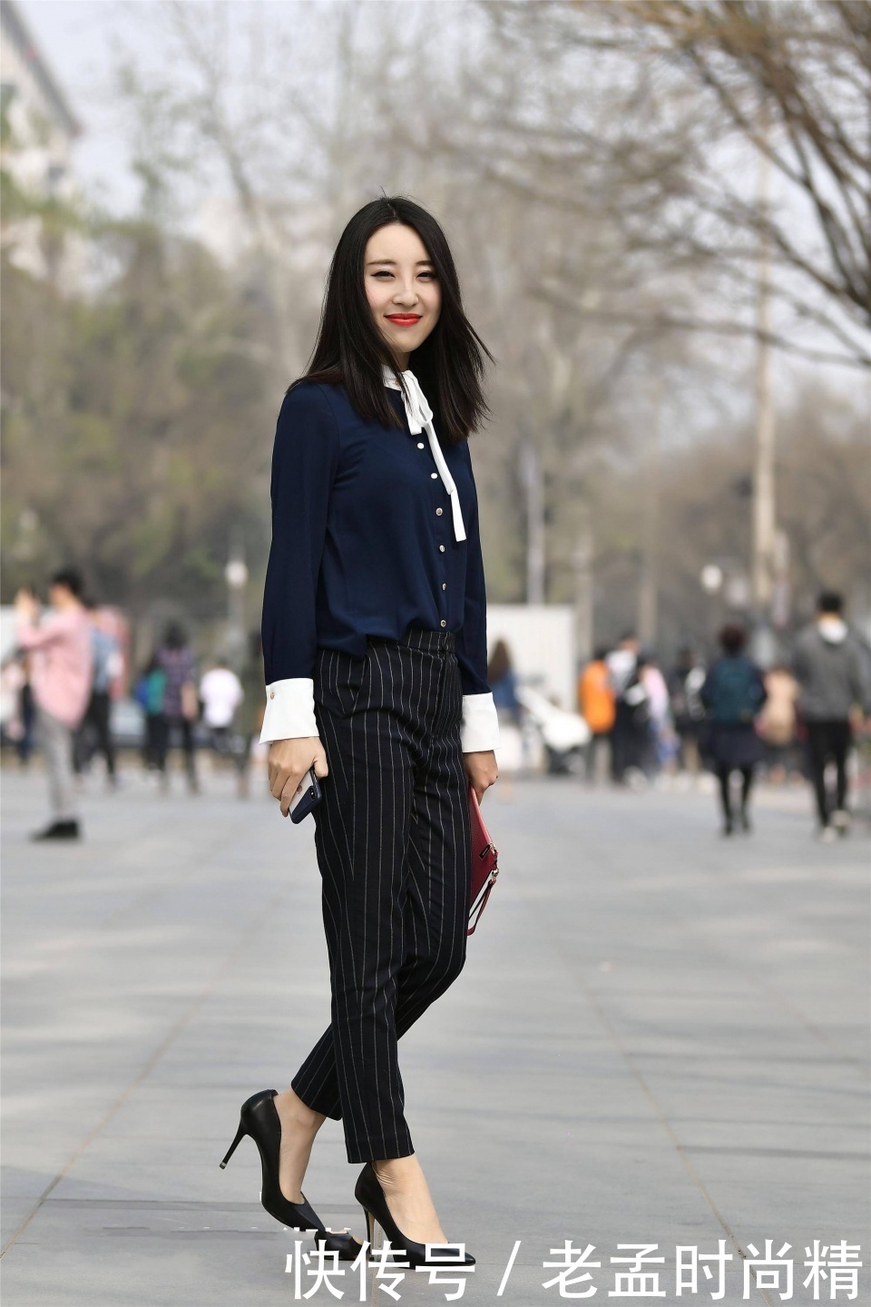 街拍:小姐姐深蓝色的花筒裙,走在街上成了焦点!