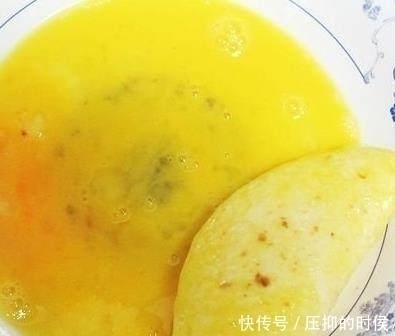 把雪糕扔进油锅里半分钟，我尝了一口，忍不住又做了一盘！