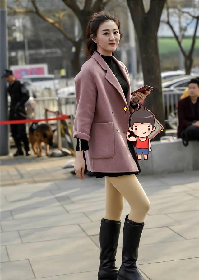 肤色 街拍:笑容很甜美的肉丝短靴女生,打扮也很有气质的OL范