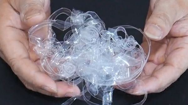 家家户户|把塑料瓶剪成丝,绑在筷子上,解决了家家户户的大难题,太实用了