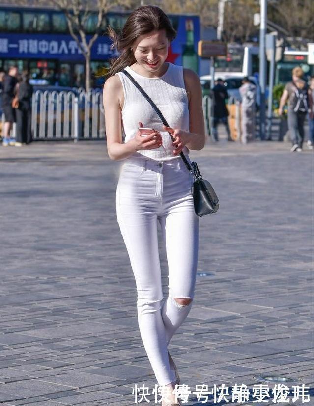 穿搭靓丽的她一身白色的搭配,表现出气质不凡的美