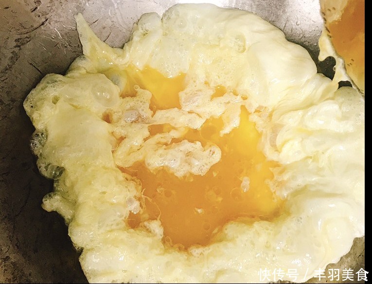 西红柿炒鸡蛋,先炒鸡蛋,还是先炒西红柿,大厨这样做才正确!