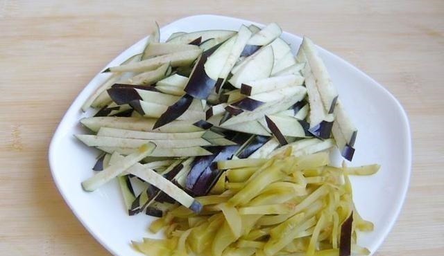 草鱼最过瘾的吃法,比酸菜鱼水煮鱼还好吃,做4斤大鱼,上桌就光