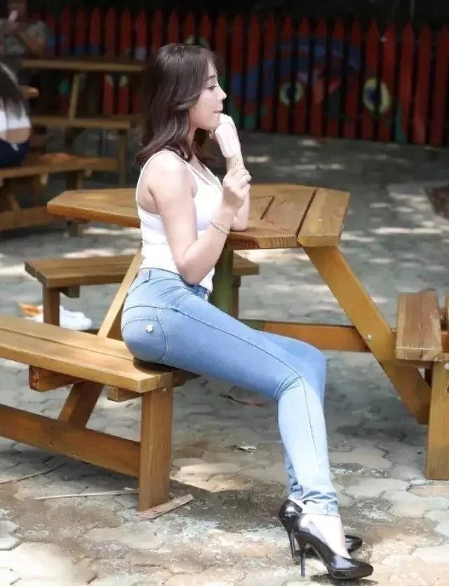 街拍：牛仔裤搭配十分显气质，时尚品味很不一般