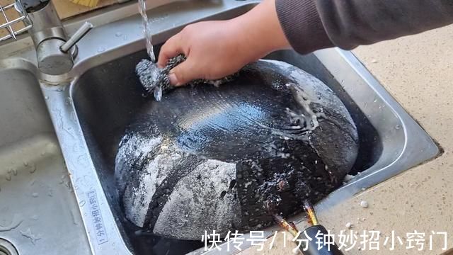 不管锅底黑垢多厚，教你一招，黑垢轻松掉下来，还你一口新锅