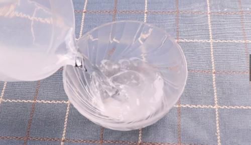 施肥|花盆里撒点小苏打,一年不施肥,花儿叶片浓绿不生虫,后悔才看到