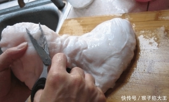 淀粉|洗猪肚时，用淀粉和盐洗都错了，会发苦用“它”来洗，才会香