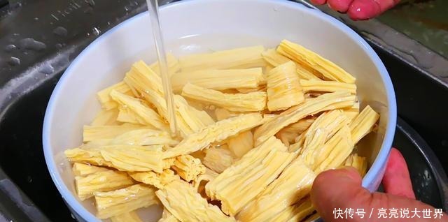 泡腐竹时,最忌直接丢在水里就泡,教你一招,又快又筋道还不夹生
