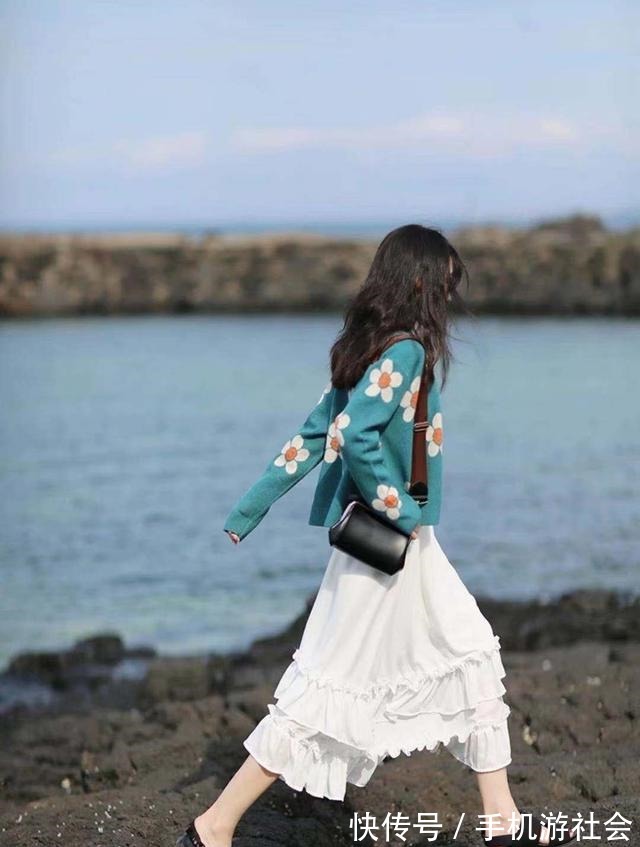 针织衫 中年女人的“早秋穿搭”来啦!这3条裙子就可以让你美一整个秋天!