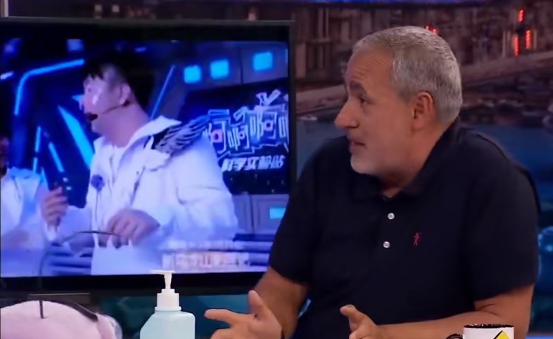 离开了滤镜的何炅长这样，《快本》抄袭被国外公开处刑，太丢人！