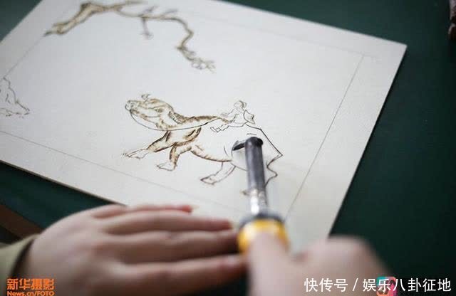 跃然传神！镜头实拍学生制作烙画牛现场