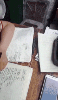 |搞笑GIF：女孩出门一定要注意 别被人偷走东西了都不知道