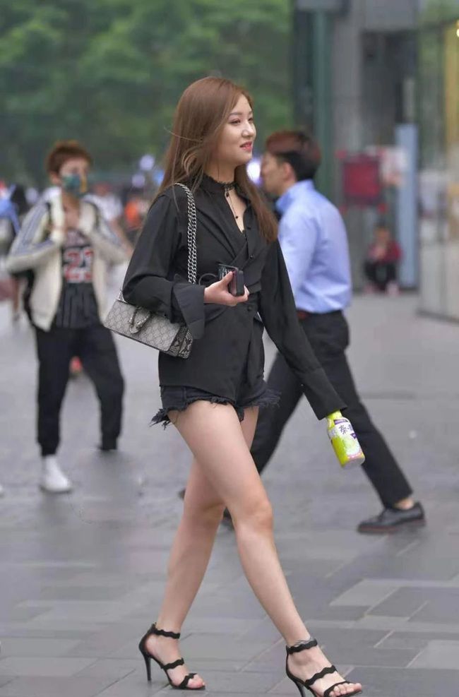 街拍 街拍：身材丰满，气质妩媚有女人味的性感美妇!