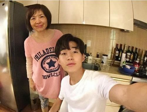 刘宪华公开自己加拿大的家,沙发配个卡通坐垫,生活有点太寒酸了