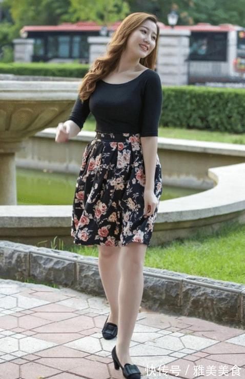 小姐姐|微胖小姐姐穿纯黑色T恤衫,搭配花花半身裙,熟女范十足