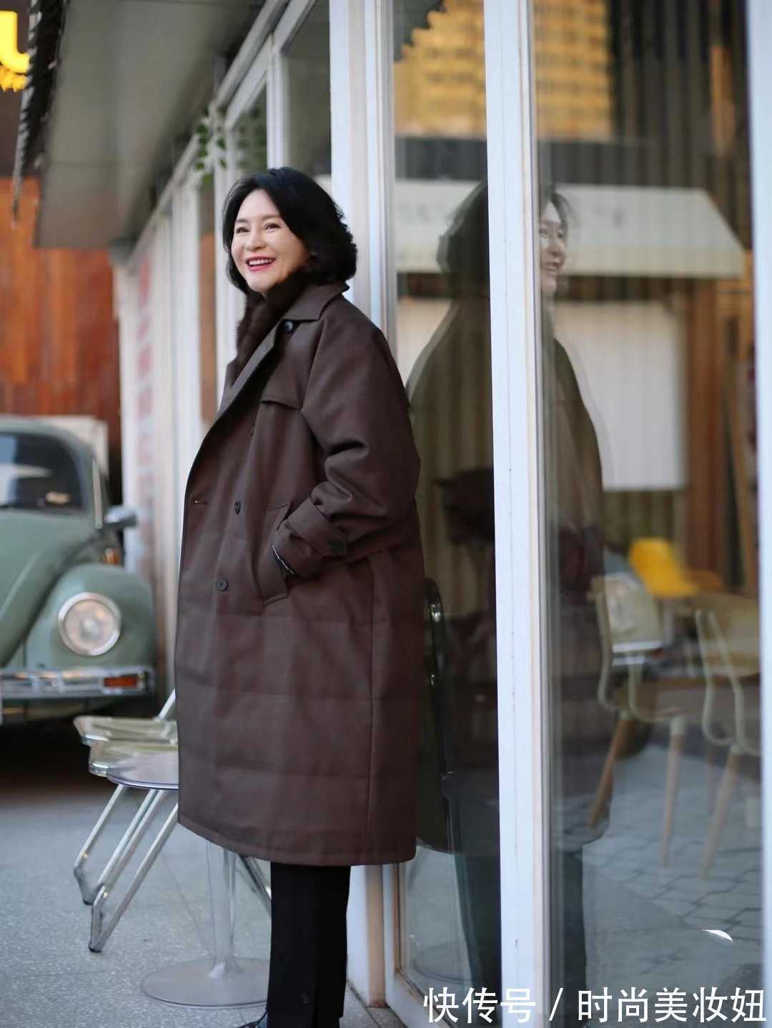 咖啡色|50岁女人如何“优雅过冬”?学她的穿搭思路,温柔大方又高级
