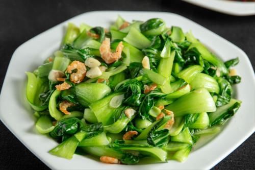 窍门|不管炒什么绿叶菜,切忌直接下锅,分享2个窍门,青菜翠绿不出水