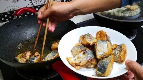 炖鱼去腥,只加酒和醋是大错特错!教你特色农家做法,上桌就光