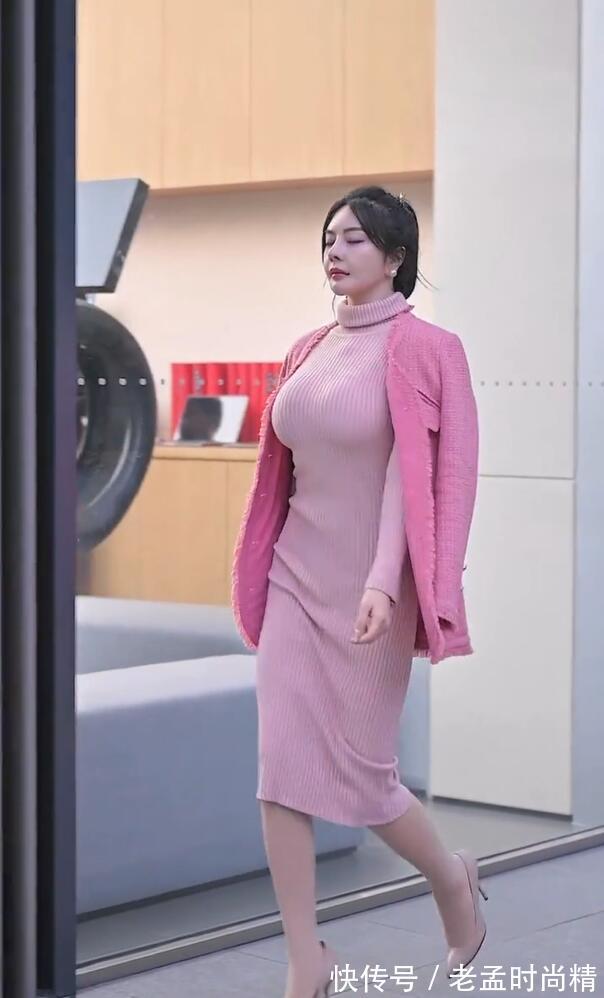 粉色 街拍美女:针织连衣裙能让女人光彩十足
