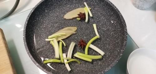  李子柒教做“咸蛋黄猪肝”，意外曝光真实厨艺，网友：早该料到！