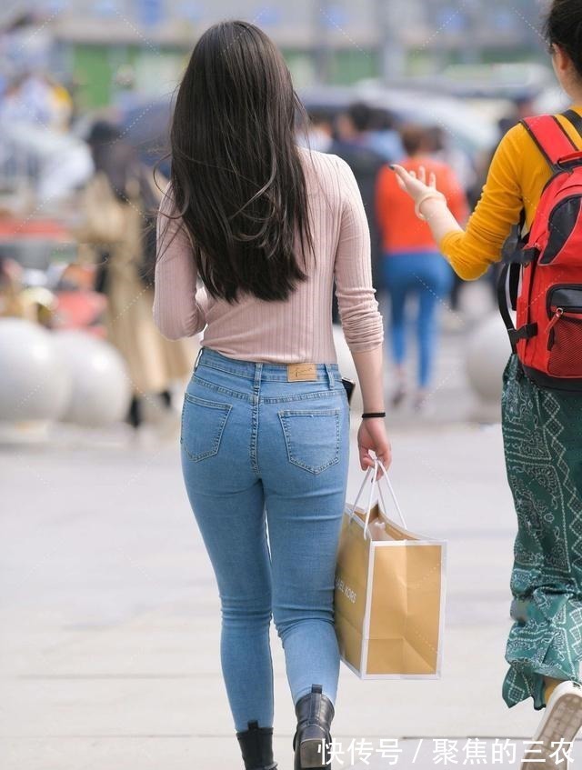 上衣 藕粉色上衣温柔淡雅,搭配牛仔裤,兼具休闲范儿与浪漫气质!