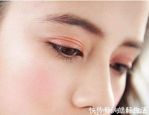 女人|女人画眼线时,尽量少犯3个错误,显老不说,妆容还易显廉价!