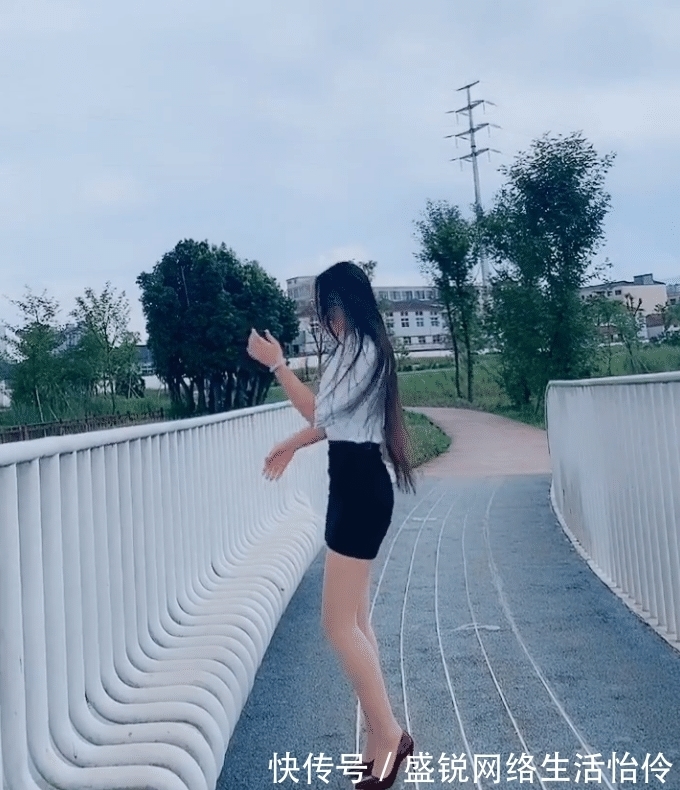 红色高跟鞋|穿着高跟鞋还调皮,真怕你崴脚!