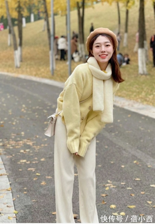 斜挎包 “针织衫”总是穿得平平无奇?建议你从颜色入手,轻松显白好几度