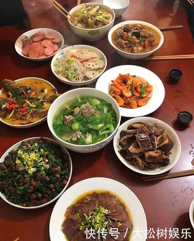 回婆家过年,弟媳妇做了一桌接地气的饭菜,网友:这才是家的味道