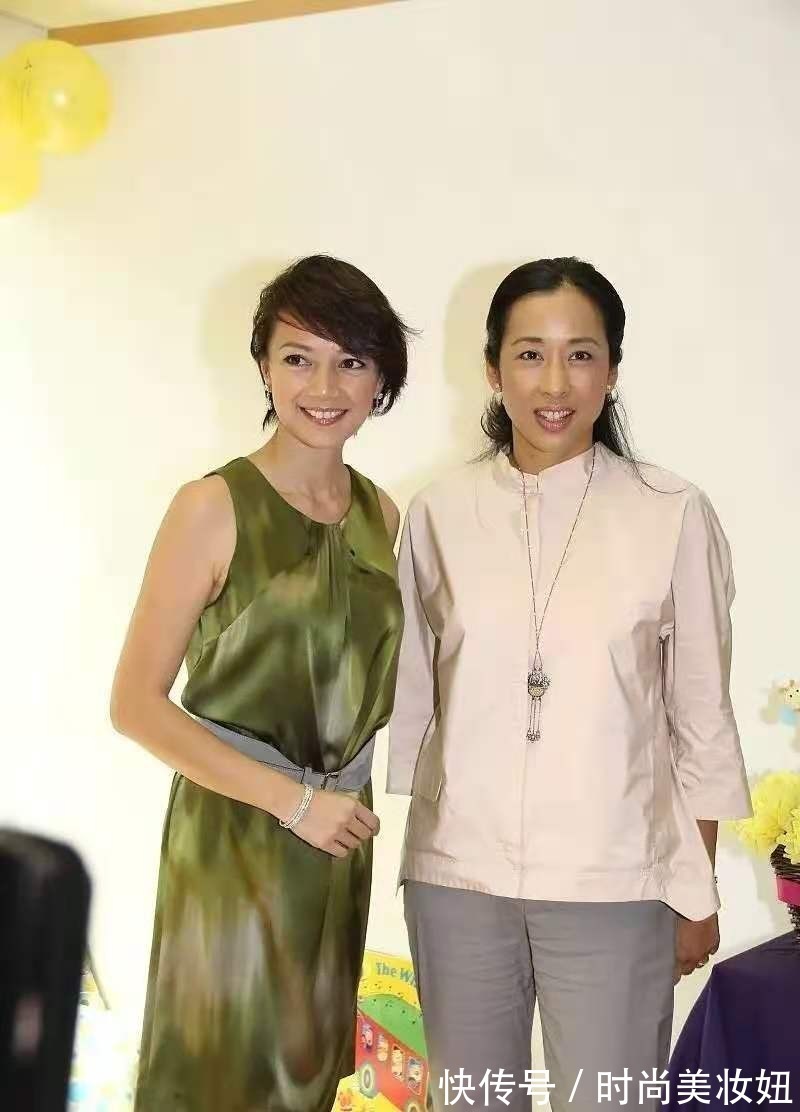 贵妇|朱玲玲真是优雅到骨子里,穿衬衫配9分裤亮相,贵妇气质藏不住