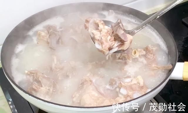 炖羊肉时，有人先焯水，有人直接炖，大厨：全都不对，教正确做法