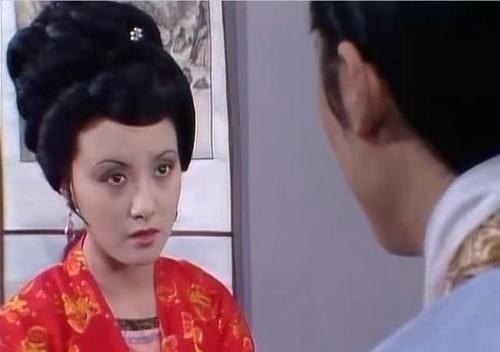 贾府!贤德妃贾元春,为何没能给贾府带来兴盛?这个丫头骂出背后真相