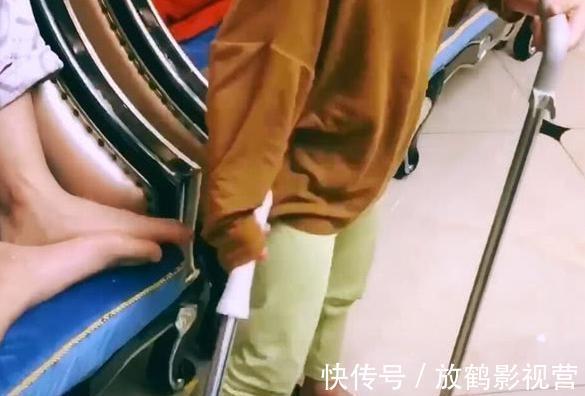 女儿|爸爸抱着女儿看电视，当看到旁边儿子，网友不淡定：这差别也太大！