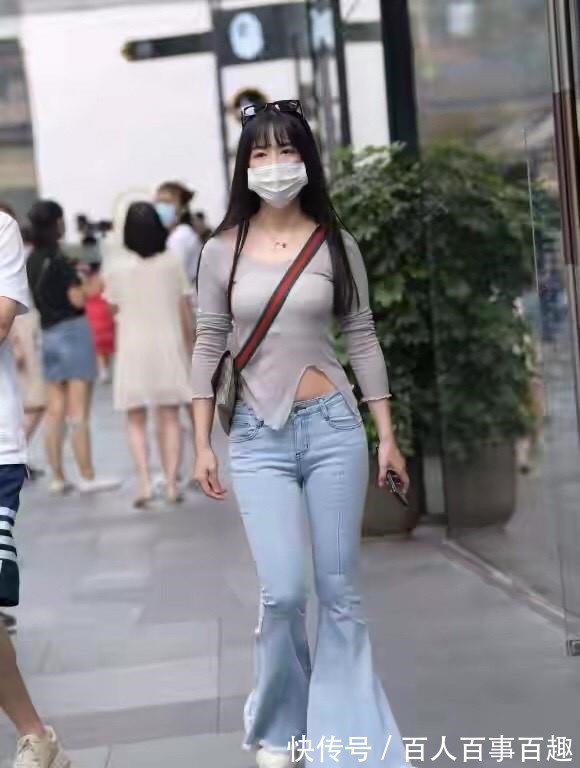 喇叭口 喇叭牛仔裤简洁大气,修身显瘦,女孩子都喜欢!