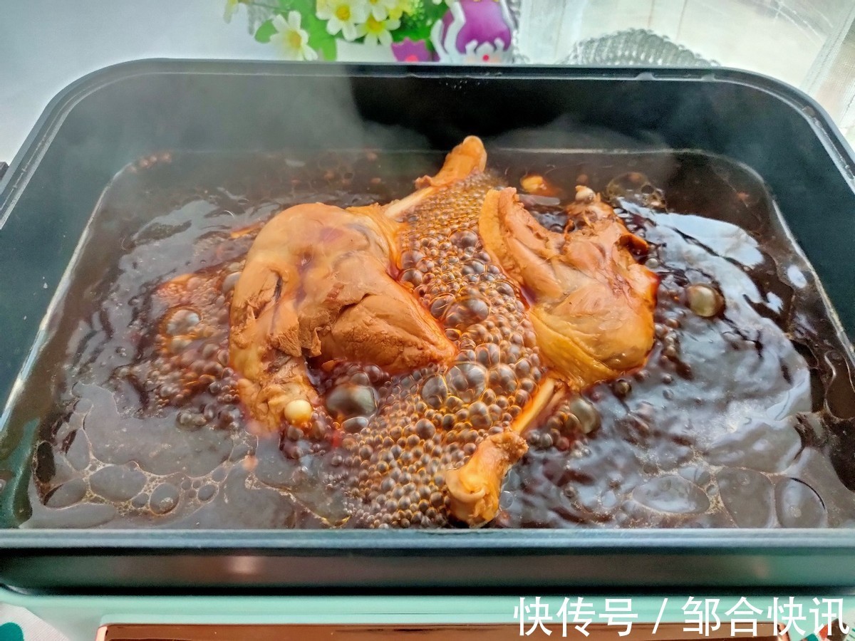 植物油|鸭肉不要再用水煮了，倒入一碗酱油，越焖越香，一盘不够吃