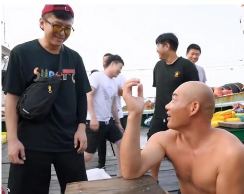 邓超与农民工掰手腕,比赛结束后一个举动引热议,网友:嫌弃就别玩