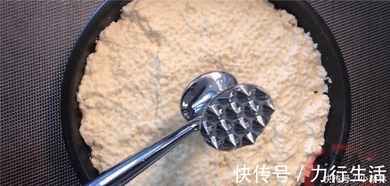 豆腐别只会炒着吃,加一个鸡蛋搅拌碎,吃一次就念念不忘