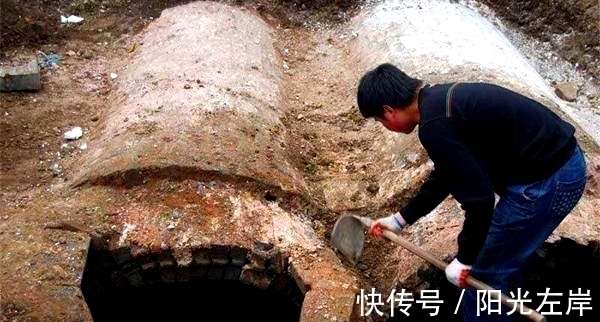 舍利@盗墓者进入墓穴,发现22个陪葬女,骨骼中都有绿色晶体,是舍利?