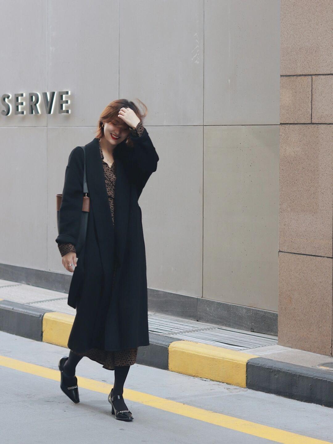 紫色大衣外套 秋冬怎样搭配出知性优雅的气质,碎花裙+紫色大衣外套,时髦又不失女人味!