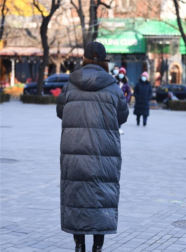 冬天可以选择黑色穿搭，黑色要搭配出层次感，要注意服装材质