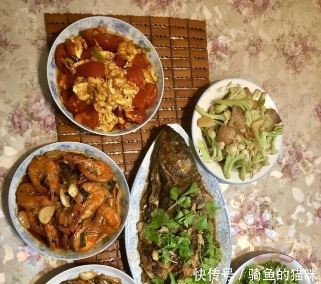 周末朋友聚会,六菜一汤的午餐,简单的家常菜,实惠又好吃!