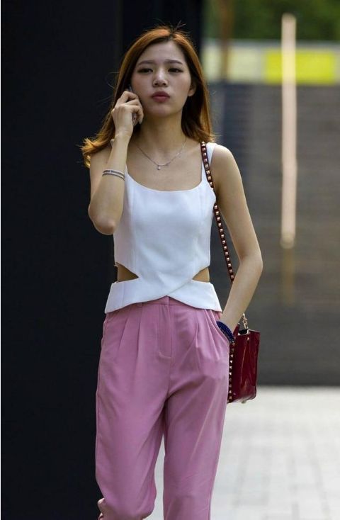 长得俊|街拍:面容白皙精致的小美女,长得俊美冷艳