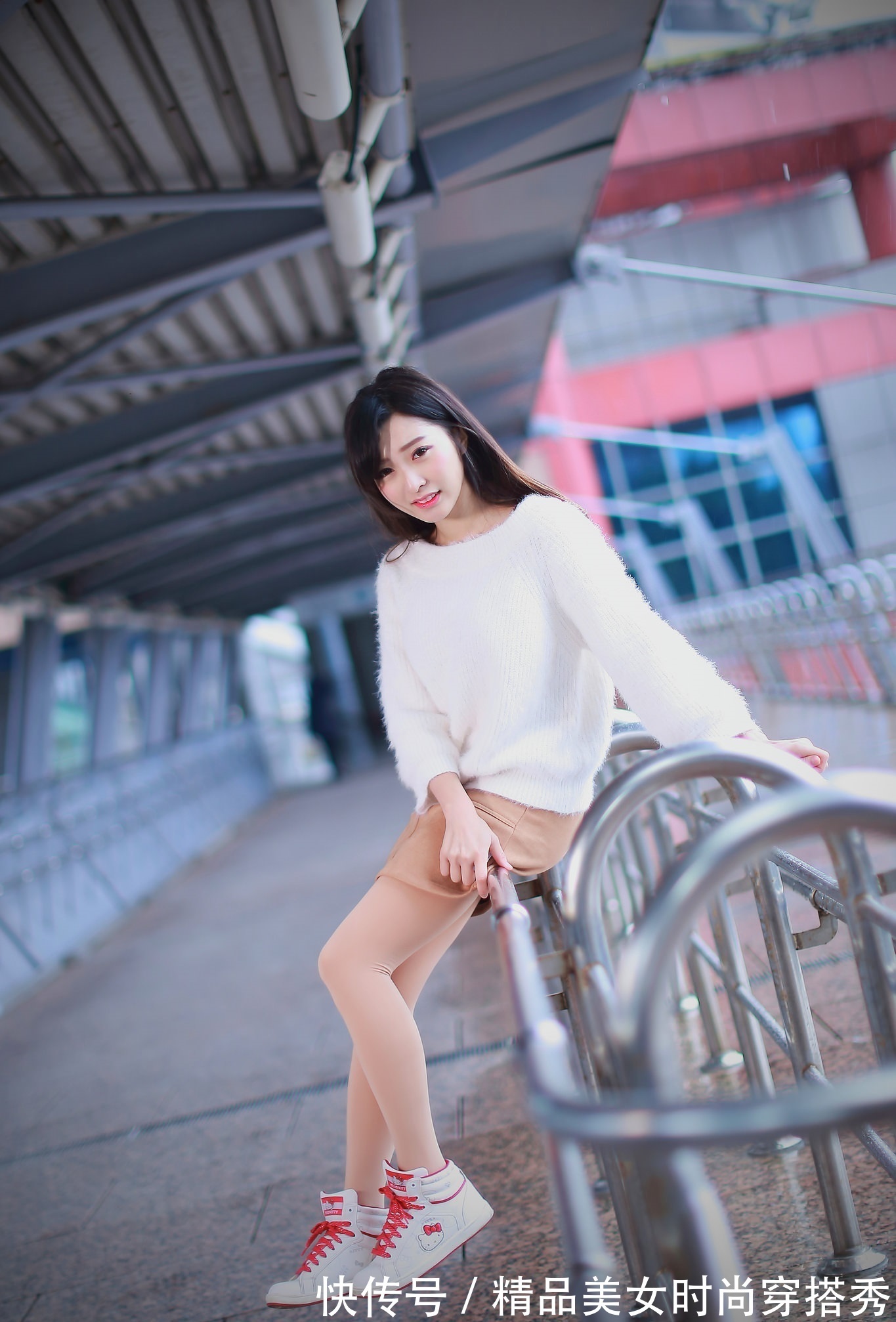 展示|美女身着米色西服短裙,搭配出精致的造型,展示出女人柔和的美